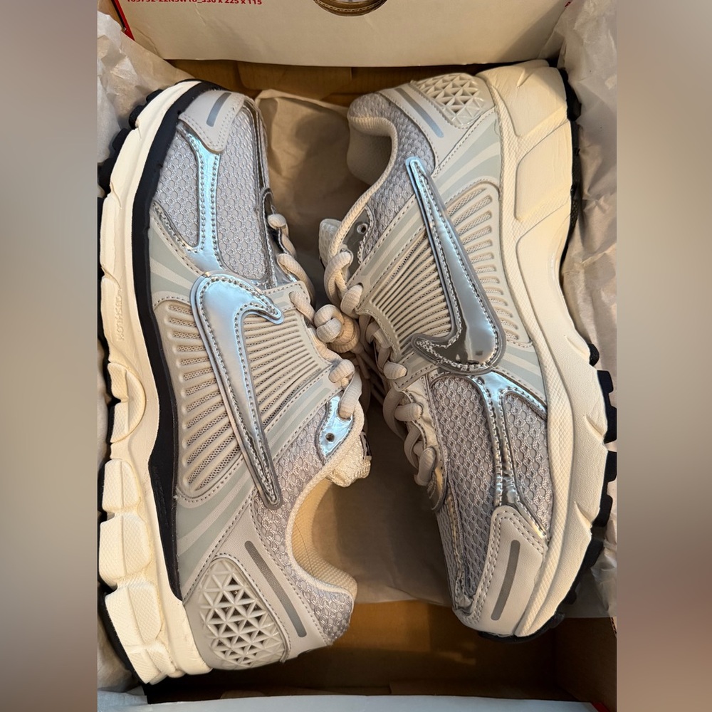 Nike Air Zoom Vomero 5 - Picture 7 of 16